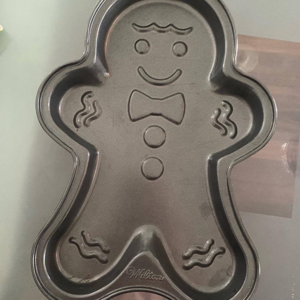 Wilton Gray Cake Pan with Embossed Design - Picture 2 of 3